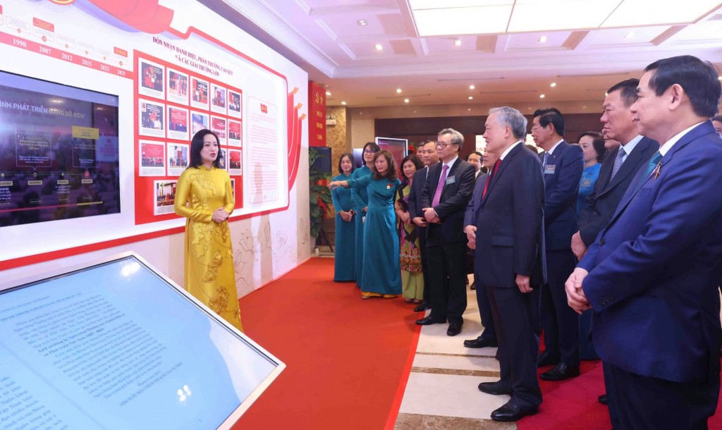 Phó Thủ tướng Thường trực Chính phủ Nguyễn Hòa Bình nghe giới thiệu về lịch sử hình thành phát triển, kết quả sản xuất kinh doanh của BIDV - Ảnh: VGP/Đình Hải