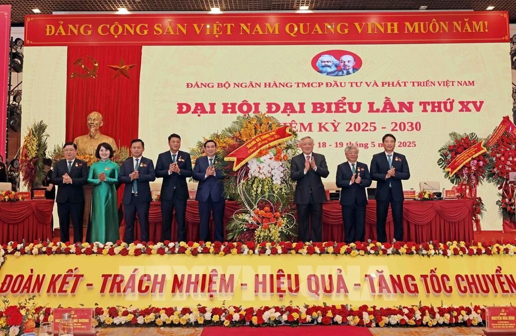 Đồng chí Nguyễn Hòa Bình, Ủy viên Bộ Chính trị, Phó Bí thư thường trực Đảng ủy Chính phủ, Phó Thủ tướng thường trực Chính phủ tặng hoa chúc mừng Đại hội. Ảnh: Trần Việt - TTXVN