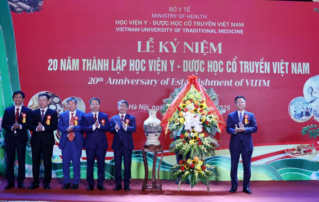 Phó Thủ tướng Lê Thành Long chúc mừng và biểu dương những thành tích xuất sắc mà các thế hệ thầy và trò của Học viện Y-Dược học cổ truyền Việt Nam đã đạt được - Ảnh: VGP/Đức Tuân