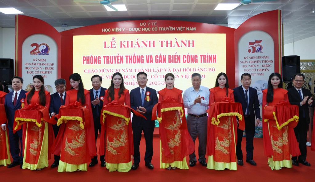 Phó Thủ tướng Lê Thành Long cắt băng khánh thành Phòng Truyền thống của Học viện Y-Dược học cổ truyền Việt Nam - Ảnh: VGP/Đức Tuân