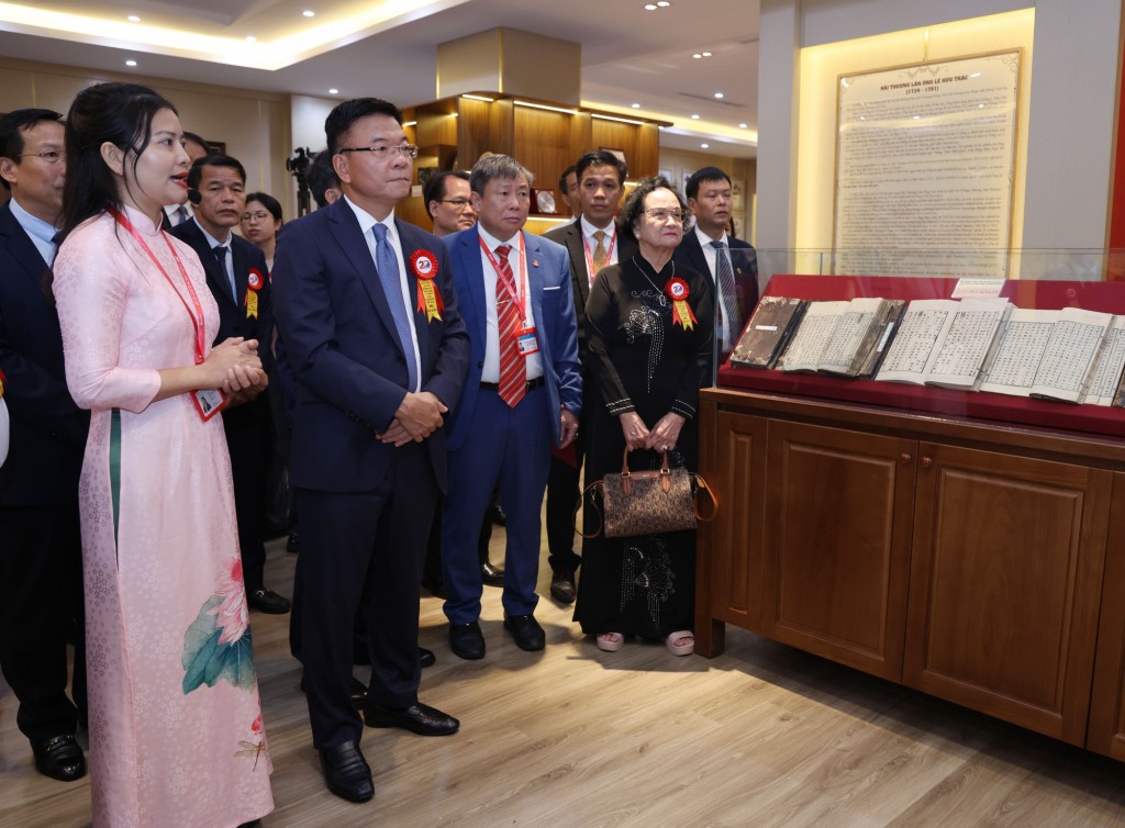 Phó Thủ tướng Lê Thành Long thăm Phòng Truyền thống của Học viện Y-Dược học cổ truyền Việt Nam - Ảnh: VGP/Đức Tuân
