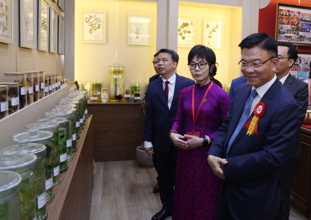Phó Thủ tướng Lê Thành Long tham quan Phòng Truyền thống của Học viện Y-Dược học cổ truyền Việt Nam - Ảnh: VGP/Đức Tuân