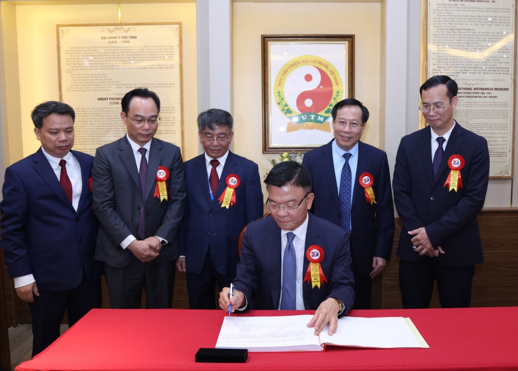 Phó Thủ tướng Lê Thành Long ghi lưu bút tại Phòng Truyền thống của Học viện Y-Dược học cổ truyền Việt Nam - Ảnh: VGP/Đức Tuân