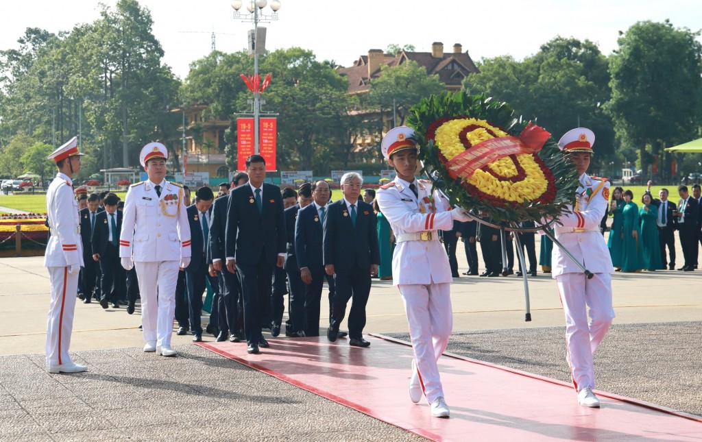 Sáng 19/5, Đảng ủy, Ban Lãnh đạo BIDV cùng các đại biểu về dự Đại hội tới dâng hoa và vào Lăng viếng Chủ tịch Hồ Chí Minh - Ảnh: VGP/Đình Hải