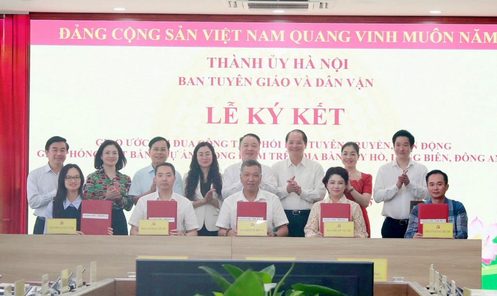 Đại diện lãnh đạo các cơ quan báo chí thành phố và Ban Tuyên giáo và Dân vận quận Tây Hồ, Long Biên, huyện Đông Anh ký kết giao ước thi đua về công tác tuyên truyền, vận động giải phóng mặt bằng dự án trọng điểm