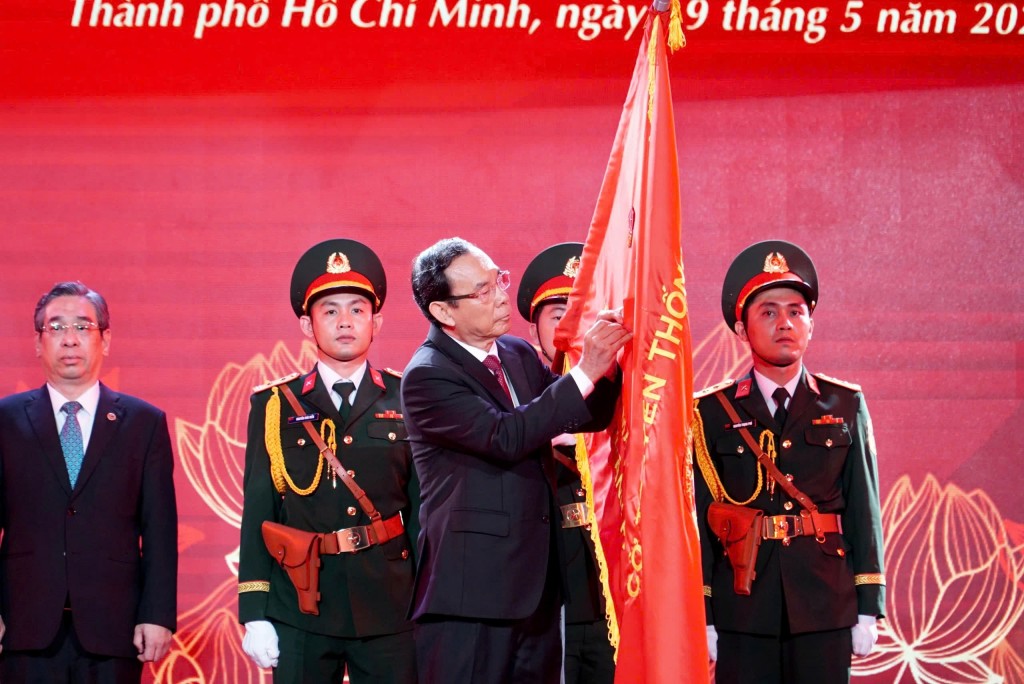 Bí thư Thành ủy TP.HCM Nguyễn Văn Nên trao tặng danh hiệu Anh hùng Lao động cho Ủy ban Mặt trận Tổ quốc Việt Nam TP.HCM