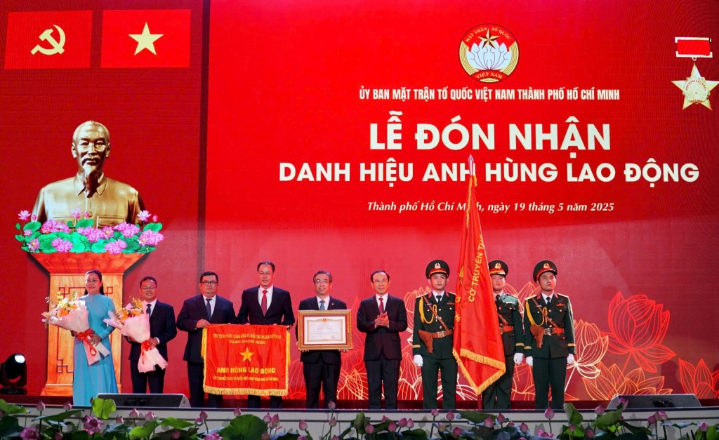 Ủy ban MTTQ Việt Nam TP HCM đón nhận danh hiệu “Anh hùng Lao động”