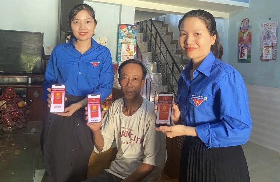 Tuổi trẻ TP Huế hướng dẫn, hỗ trợ trực tiếp người dân góp ý kiến qua ứng dụng VNeID với phương châm “Đi từng ngõ, gõ cửa từng nhà”