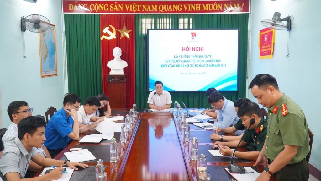 Anh Nguyễn Thanh Hoài, Bí thư Thành đoàn Huế chủ trì hội nghị lấy ý kiến cán bộ, đoàn viên, thanh niên trên địa bàn góp ý về sửa đối Hiến pháp theo hình thức trực tiếp và trực tuyến 