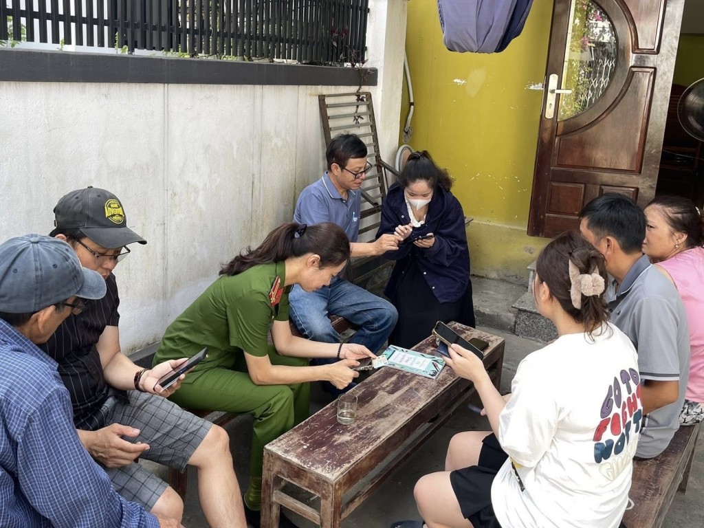 Những ngày này lực lượng Công an TP Huế tăng cường công tác tuyên truyền, bố trí cán bộ bám sát địa bàn hướng dẫn Nhân dân góp ý dự thảo sửa đổi, bổ sung Hiến pháp năm 2013
