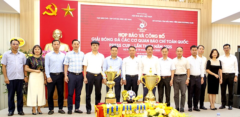 Các đại biểu, khách mời và đội bóng chụp ảnh lưu niệm cùng Ban Tổ chức Press Cup 2025
