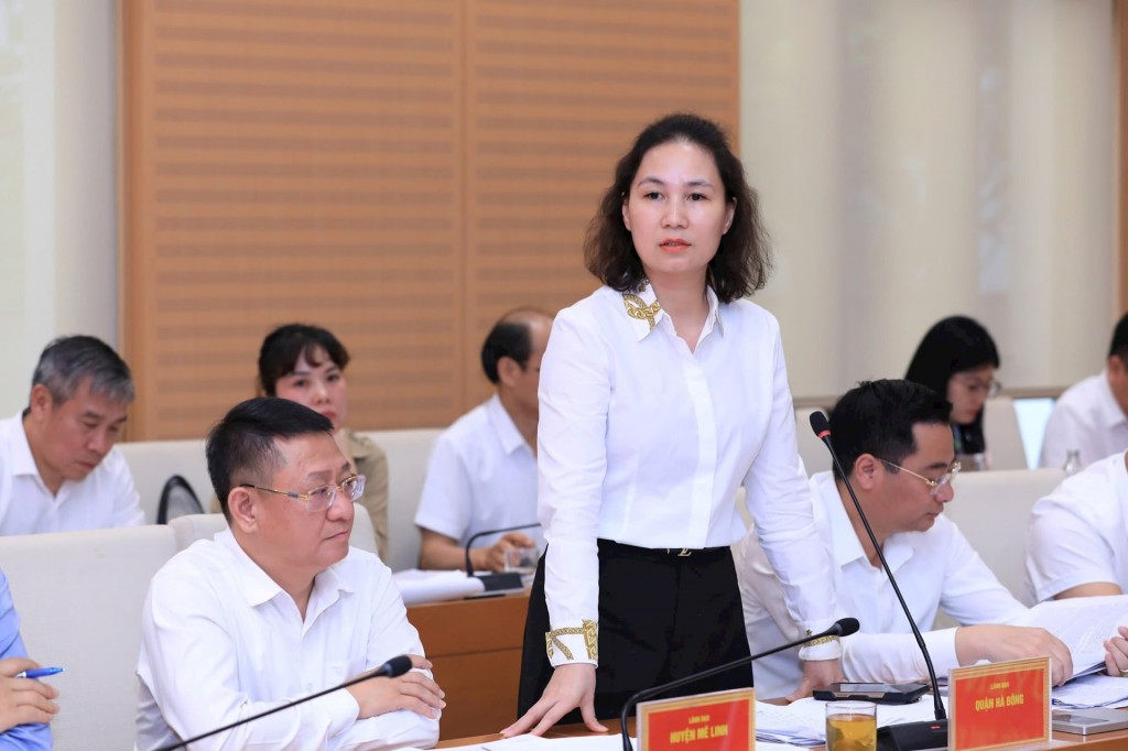 Chủ tịch UBND quận Hà Đông Cấn Thị Việt Hà báo cáo tại buổi làm việc. Ảnh: Tuấn Việt