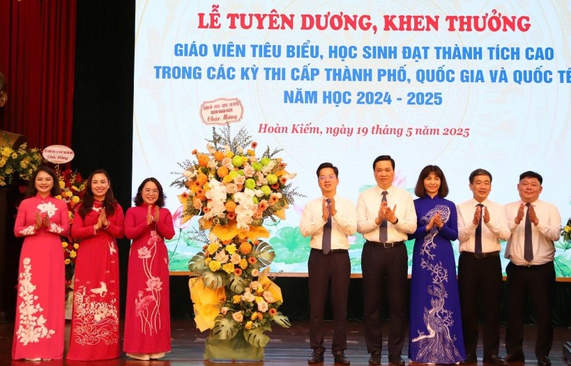 Quận Hoàn Kiếm: Tuyên dương khen thưởng giáo viên giỏi, học sinh xuất sắc