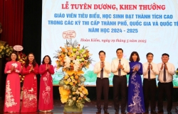 Quận Hoàn Kiếm: Tuyên dương khen thưởng giáo viên giỏi, học sinh xuất sắc