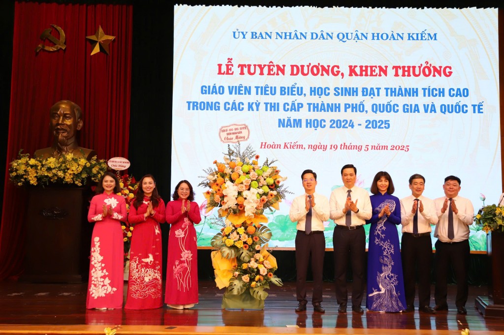 Lãnh đạo Quận uỷ, UBND quận Hoàn Kiếm chúc mừng thành tích của Phòng GD&ĐT quận Hoàn Kiếm