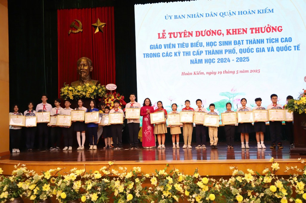 Trao thưởng cho các em học sinh đạt thành tích xuất sắc