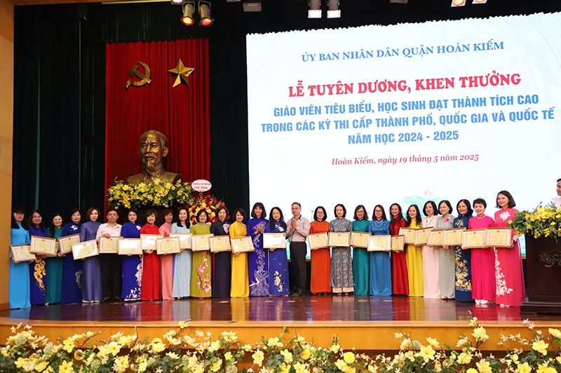 Đại diện lãnh đạo Sở GD&ĐT Hà Nội và UBND quận Hoàn Kiếm trao thưởng các tập thể xuất sắc