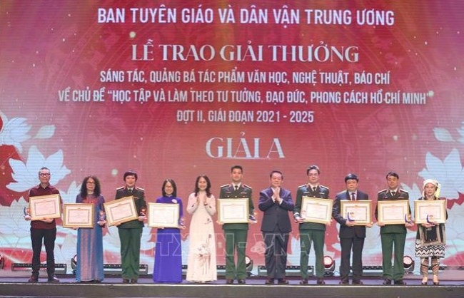 Trao giải sáng tác về "Học tập và làm theo tư tưởng, đạo đức, phong cách Hồ Chí Minh"