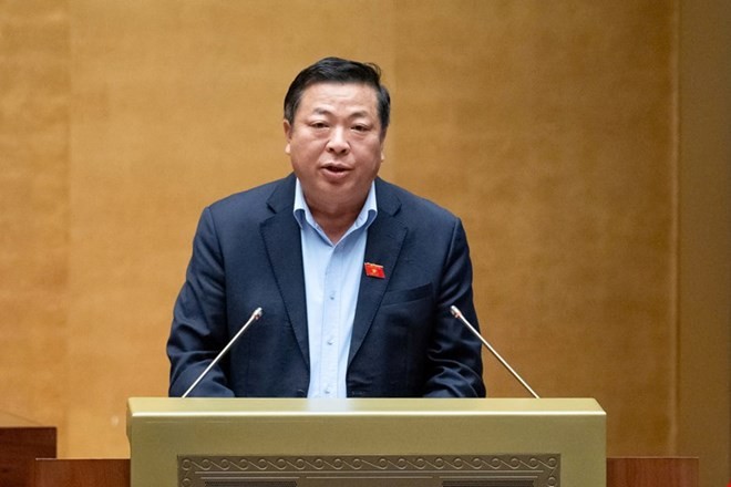 Bộ trưởng Bộ Xây dựng Trần Hồng Minh, thừa uỷ quyền của Thủ tướng Chính phủ trình bày Tờ trình dự thảo Nghị quyết của Quốc hội về thí điểm về một số cơ chế, chính sách đặc thù phát triển nhà ở xã hội. 