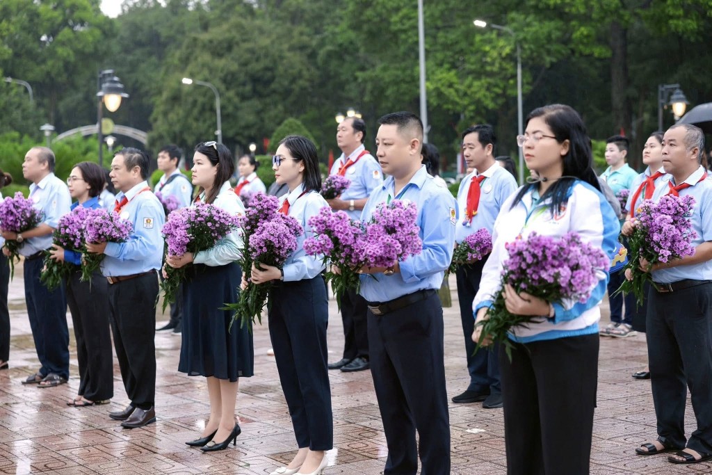 Ban tổ chức cùng đại diện các đơn vị tham dự Liên hoan đã đến dâng hương, đặt vòng hoa tại Bia tưởng niệm các chiến sĩ Nam tiến và dâng hoa báo công với Bác tại Tượng đài Bác Hồ với thiếu nhi.