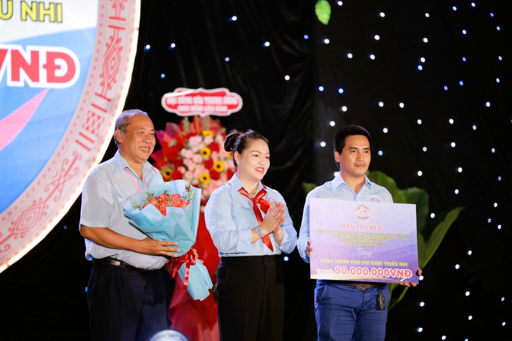 Ban Tổ chức trao tặng công trình khu vui chơi cho thiếu nhi tại tỉnh Đắk Lắk, như một món quà ý nghĩa, thiết thực của 28 đơn vị tham dự Liên hoan gửi đến thế hệ măng non vùng sâu, vùng xa.