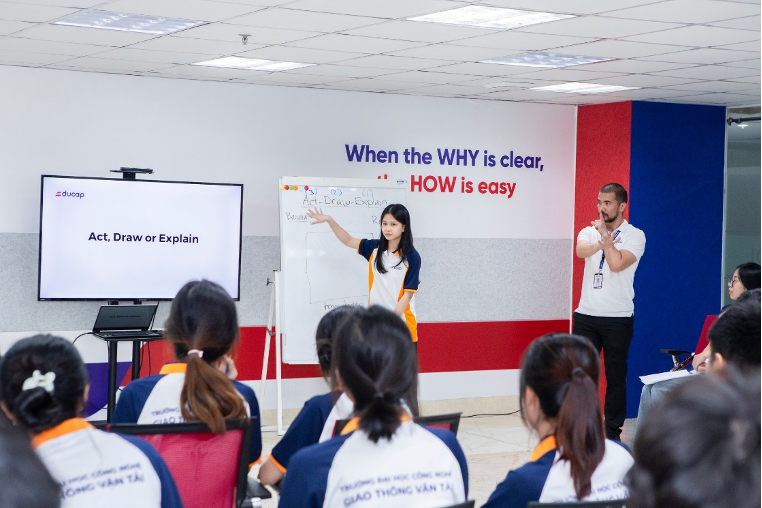 Sinh viên trường Đại học Công nghệ Giao thông vận tải tự tin thuyết trình bằng tiếng Anh