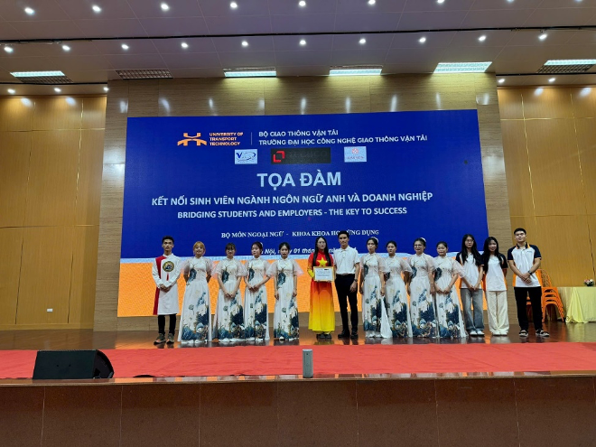 Bên cạnh việc đào tạo chuyên môn, Trường Đại học Công nghệ Giao thông vận tải còn tổ chức nhiều hoạt động để nâng cao kiến thức, kết nối sinh viên với thị trường lao động