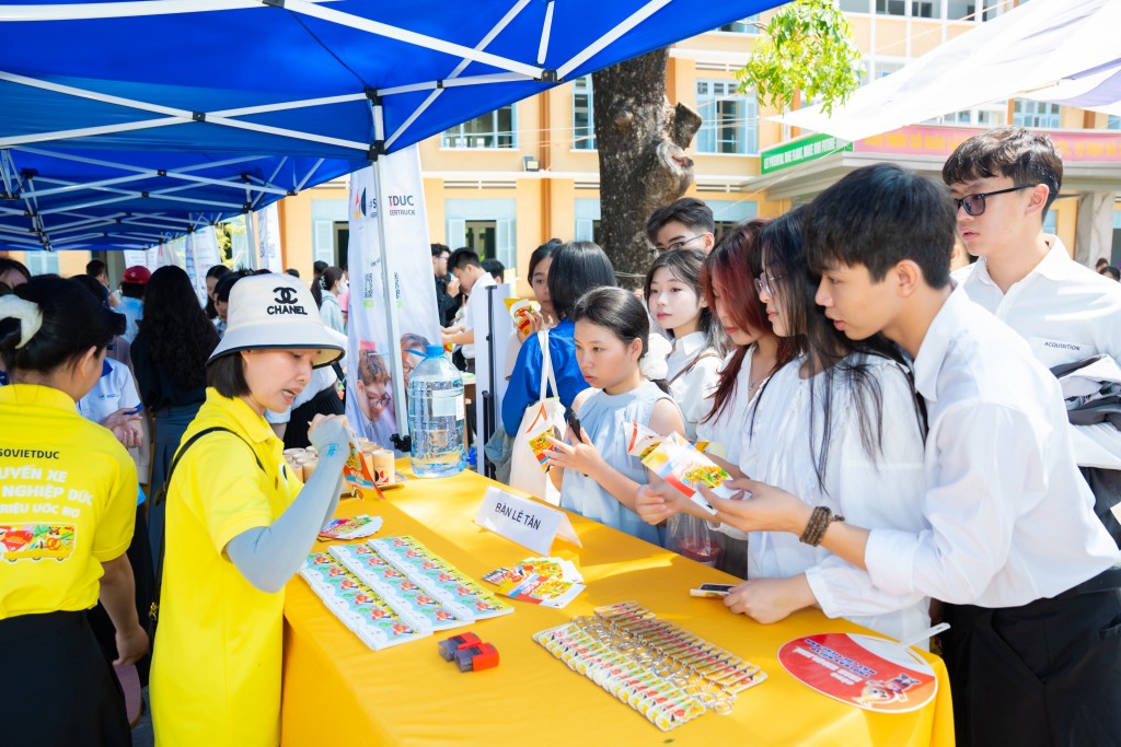 Các em học sinh, sinh viên tham quan, tìm hiểu thông tin tại các gian hàng