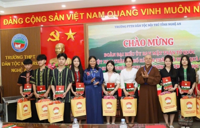 MTTQ TP Hà Nội tặng quà học sinh khó khăn tại tỉnh Nghệ An