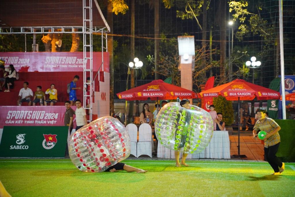 Người dân tham gia trò chơi cộng tại Vĩnh Long trong khuôn khổ sự kiện SABECO Sports Hub 2024 - Gắn kết tinh thần Việt