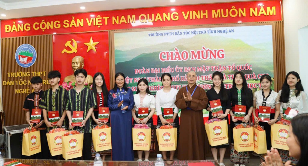 MTTQ TP Hà Nội tặng quà học sinh khó khăn tại tỉnh Nghệ An