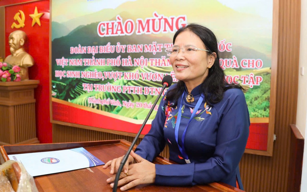 MTTQ TP Hà Nội tặng quà học sinh khó khăn tại tỉnh Nghệ An
