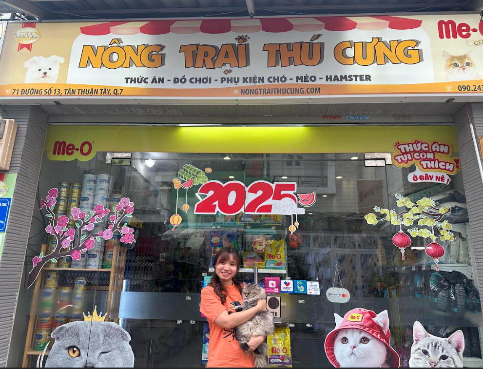 Chị Thanh Thảo tại cửa hàng Nông trại thú cưng