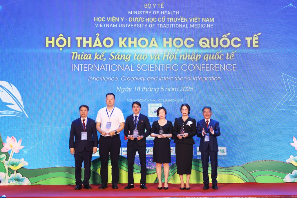 Đại diện Tổ hợp Y tế Phương Đông (thứ hai từ phải sang) nhận kỷ niệm chương từ chương trình