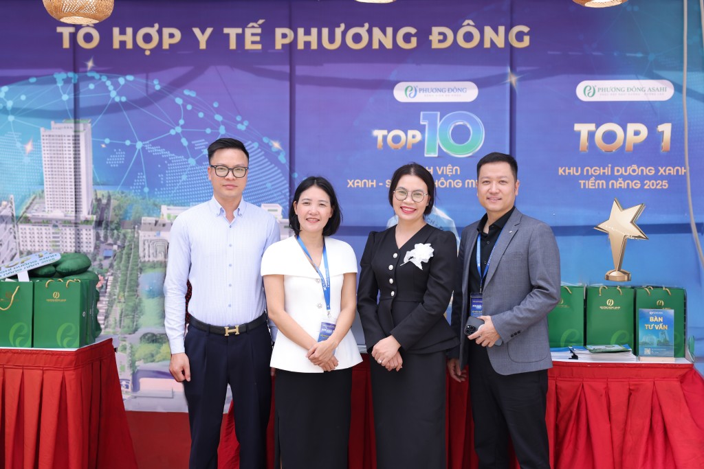 Đại diện Tổ hợp Y tế Phương Đông tại gian hàng NTT Kim cương