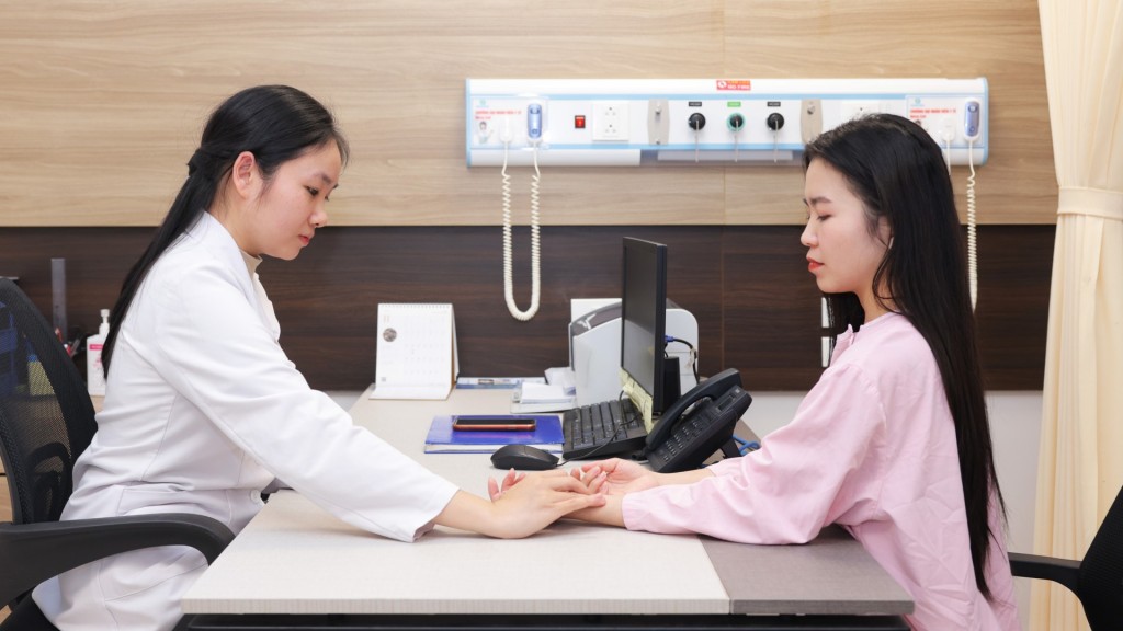 Với đội ngũ y bác sĩ dày dạn kinh nghiệm, Phương Đông giúp người bệnh tìm lại cân bằng và sức khỏe nhờ liệu pháp y học cổ truyền chuyên sâu