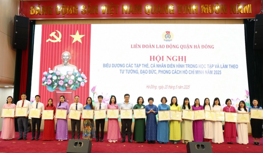 Phó Chủ tịch UBND quận Hà Đông Trần Thị Lương An trao khen thưởng cho tập thể, cá nhân điển hình trong học tập và làm theo Bác năm 2025