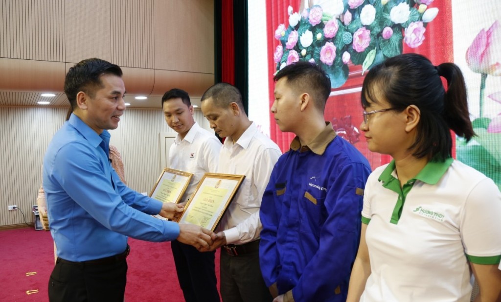 Phó Chủ tịch Thường trực LĐLĐ thành phố Hà Nội trao khen thưởng cho đoàn viên, người lao động tiêu biểu