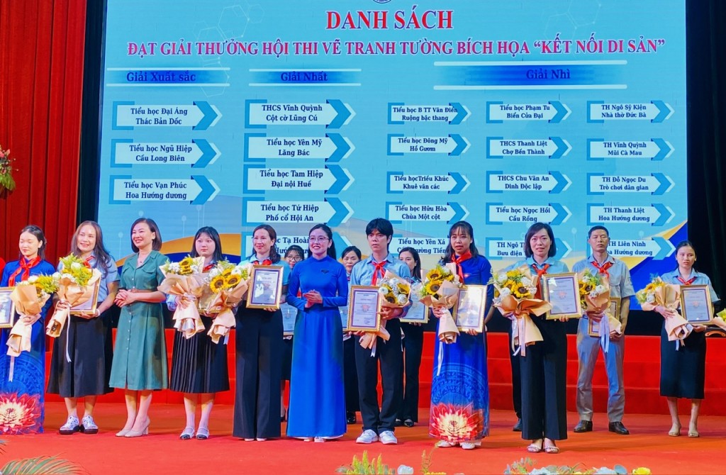 trao giải thưởng
