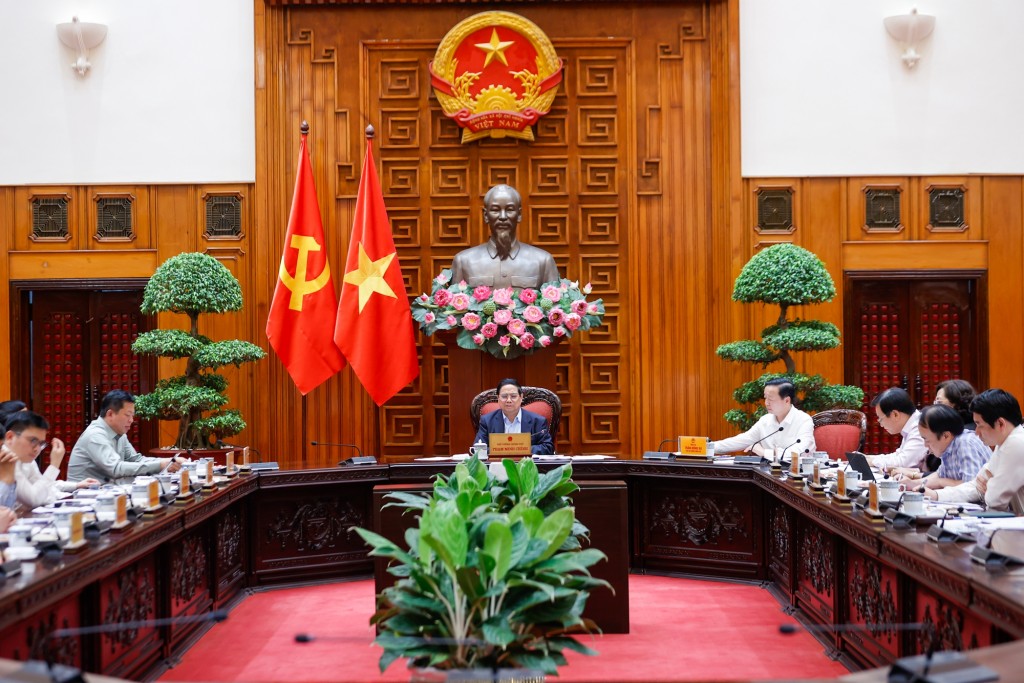 Thủ tướng Phạm Minh Chính chủ trì cuộc họp với các bộ ngành, đơn vị liên quan để rà soát việc triển khai các dự án đường sắt kết nối với Trung Quốc - Ảnh: VGP/Nhật Bắc