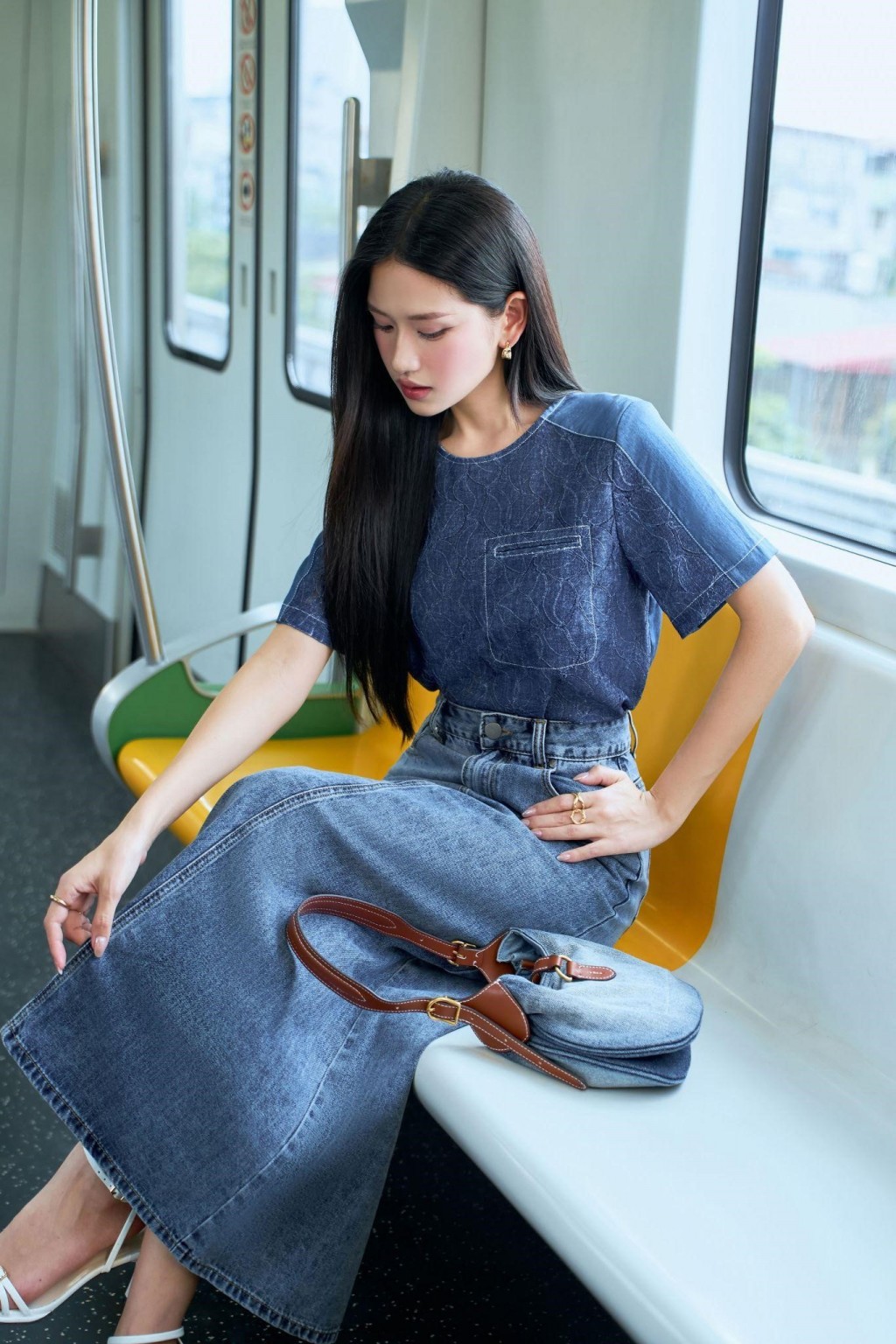 Chiếc áo soft denim tối giản nhưng mang lại đầy đủ yếu tố thanh lịch, cá tính và linh hoạt