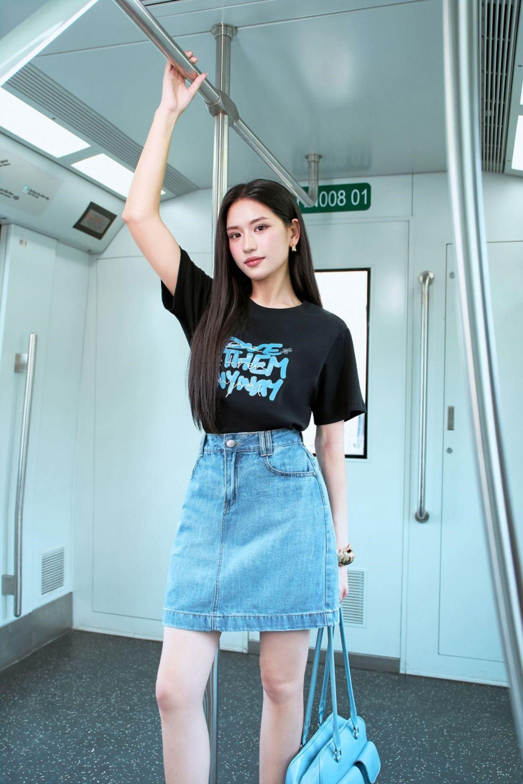 Chân váy denim dáng chữ A kết hợp cùng áo phông basic năng động, cá tính