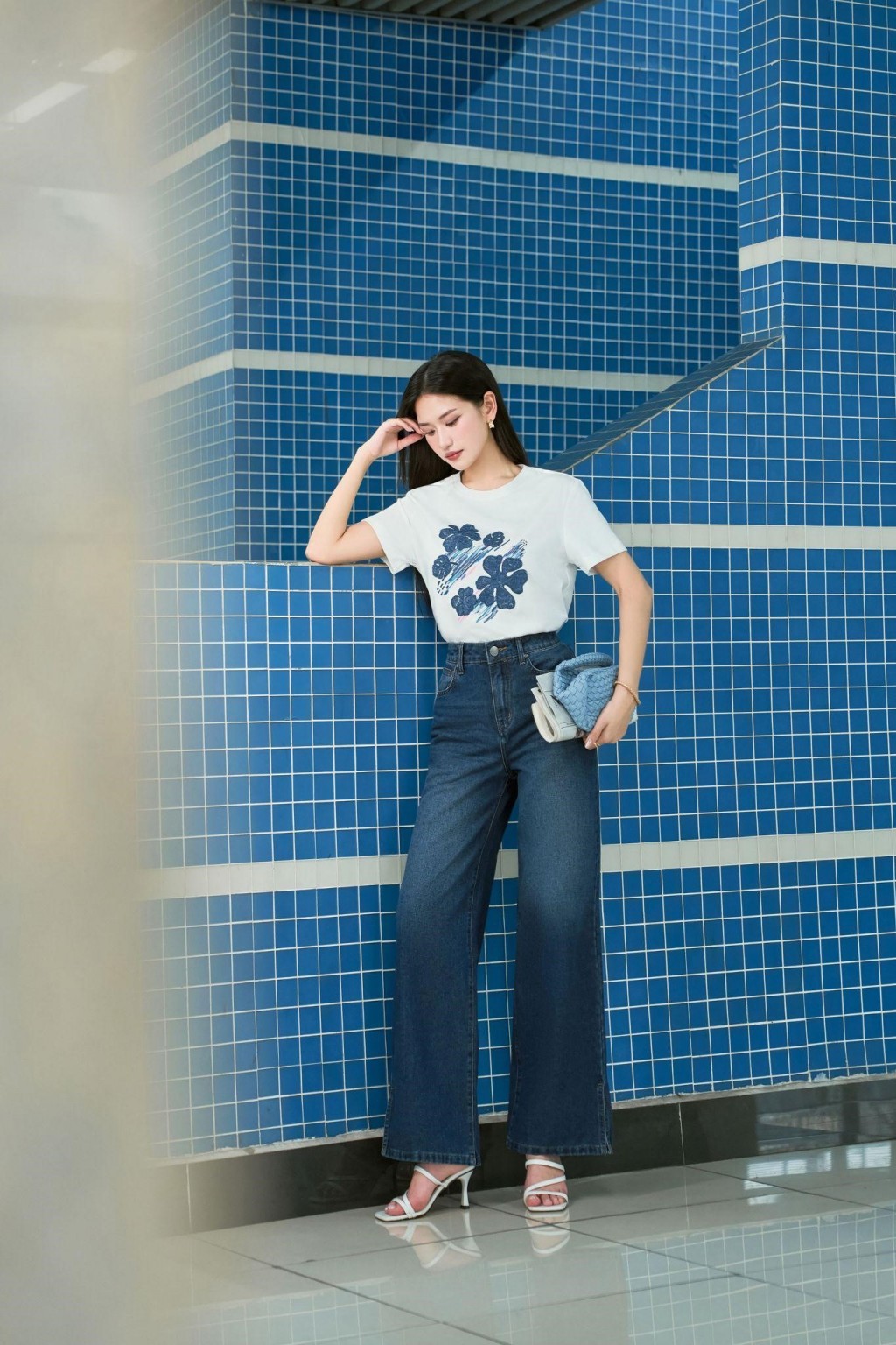 Áo phông trắng kết hợp cùng quần denim ống suông tạo điểm nhấn nổi bật