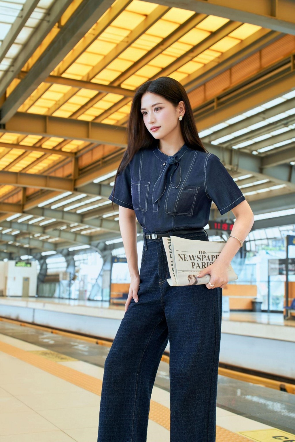 Áo dáng suông nhẹ, bo gấu tinh tế giúp tôn dáng và dễ dàng kết hợp cùng quần denim đồng bộ, tạo nên một tổng thể vừa hiện đại vừa phóng khoáng