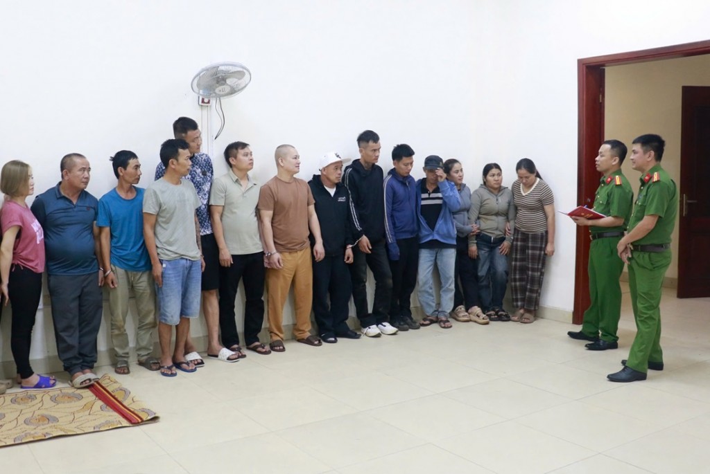 Tân Kỳ (Nghệ An): Triệt xóa ổ nhóm đánh bạc trong rừng, bắt và tạm giữ 17 đối tượng