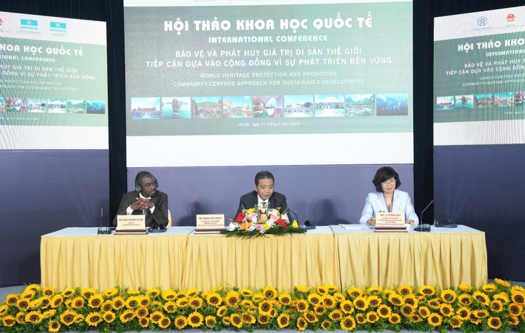 Các vị lãnh đạo chủ trì Hội thảo