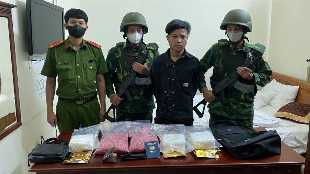 Lực lượng chức năng bắt giữ thanh niên tàng trữ 40.000 viên ma túy tổng và 3kg ma túy đá 