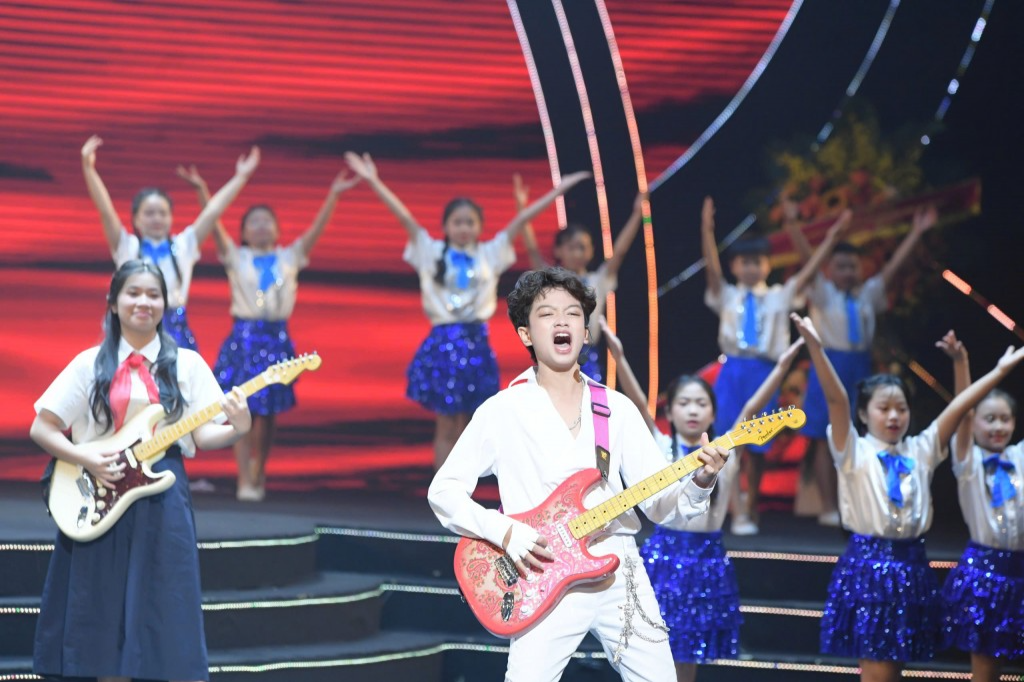 “Bí mật” sau ánh đèn sâu khấu của ca sĩ nhí Cao Phú Quý