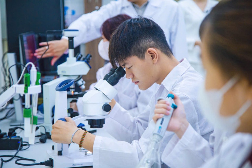 Sinh viên trường Đại học Việt Nhật học thực hành tại phòng thí nghiệm