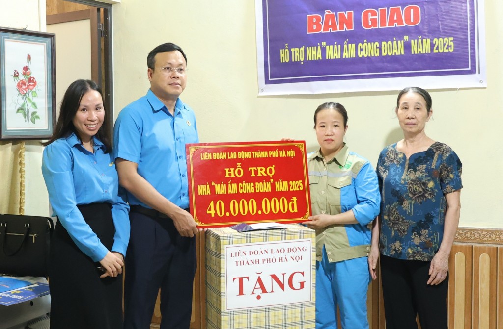 Chủ tịch LĐLĐ thành phố Hà Nội Phạm Quang Thanh trao hỗ trợ cho đoàn viên Hoàng Thị Ngoan